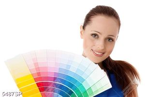 Tranh cô gái trẻ cầm bảng màu