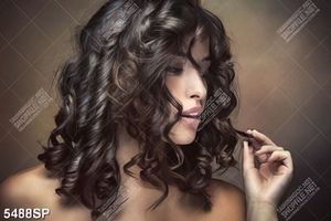 Tranh cô gái có mái tóc uốn xoăn