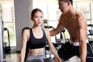 Tranh cô gái tập luyện cùng huấn luận viên
