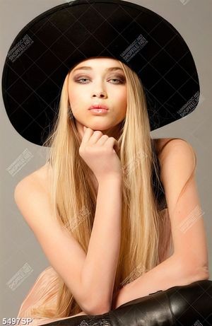 Tranh cô gái đội chiếc mũ đen rộng vành