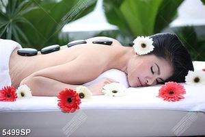 Tranh cô gái nằm massage đá thư giãn treo spa mã số SP5499