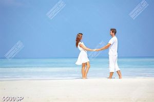 Tranh cặp đôi nắm tay trên bãi biển