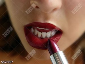 Tranh cô gái tô son đỏ