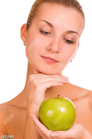 Tranh người đẹp cầm táo xanh