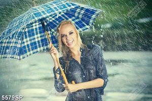 Tranh cô gái trẻ che ô dưới trời mưa