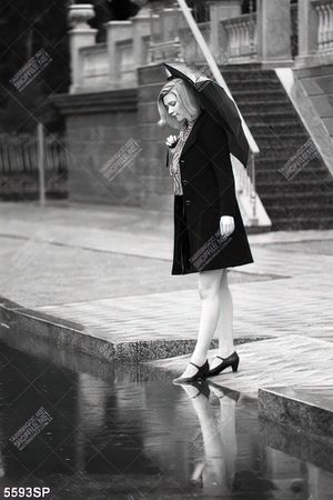Tranh cô gái che ô đứng bên hồ