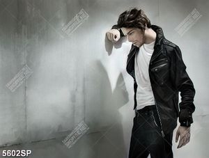 Tranh chàng trai trẻ đứng bên tường