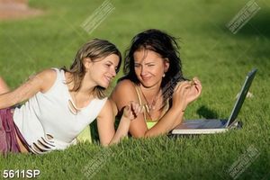 Tranh hai cô gái trẻ nằm trên thảm cỏ