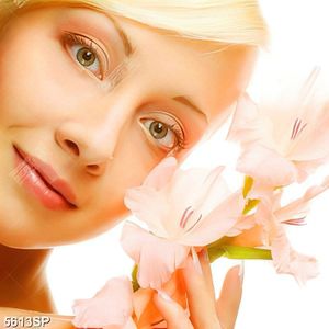 Tranh SP5613 người đep bên cành hoa 