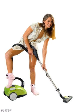 Tranh cô gái cầm máy hút bụi 