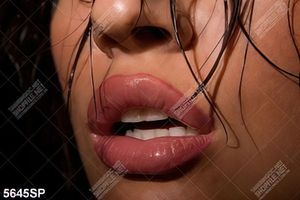 Tranh đôi môi gợi cảm