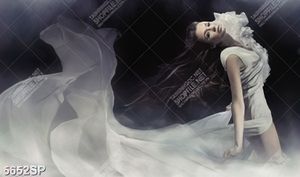 Tranh người đẹp mặc váy trắng