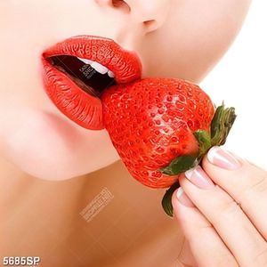 Tranh cô gái ăn dâu tây đỏ