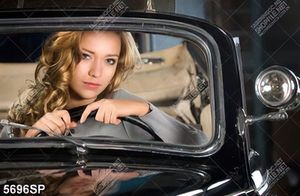 Tranh cô gái tóc vàng ngồi trong xe ô tô