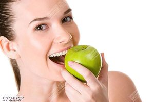 Tranh người đẹp ăn táo xanh