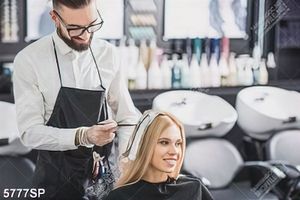 Tranh cô gái trẻ làm tóc trong salon
