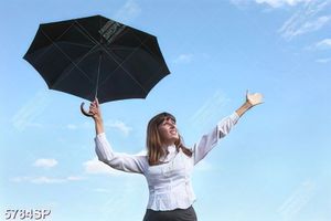 Tranh cô gái cầm ô dưới bầu trời xanh