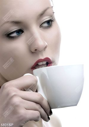 Tranh cô gái uống trà