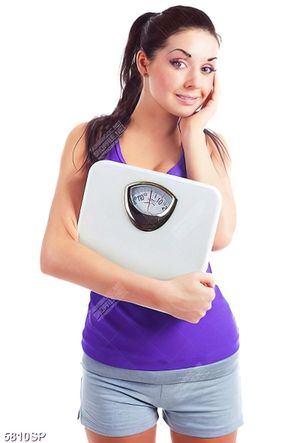 Tranh cô gái ôm chiếc cân