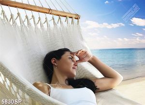 Tranh người đẹp nằm trên võng