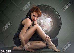 Tranh người mẫu ngồi bên lốp xe ô tô
