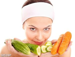Tranh cô gái cầm rau rủ tươi