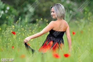 Tranh cô gái đứng giữa cánh đồng hoa