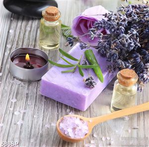 Tranh spa nến thơm và xà phòng tím