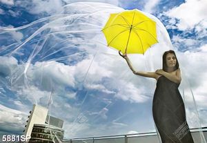 Tranh cô gái đứng dưới bầu trời xanh