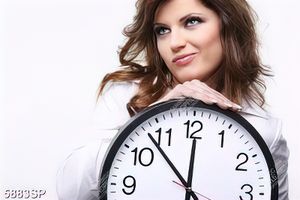 Tranh cô gái trẻ và đồng hồ