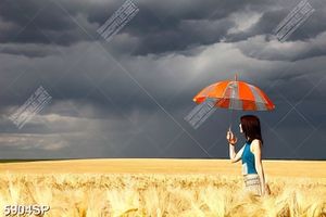 Tranh SP5904 cô gái trẻ đứng che ô