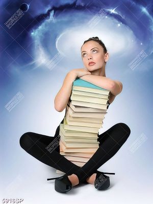 Tranh cô gái ôm chồng sách