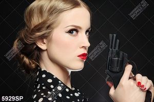 Tranh người đẹp cấm súng SP5929