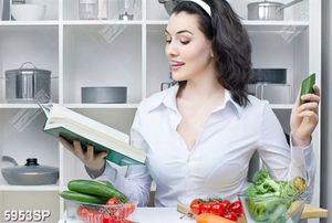 Tranh cô gái cầm quyển sách