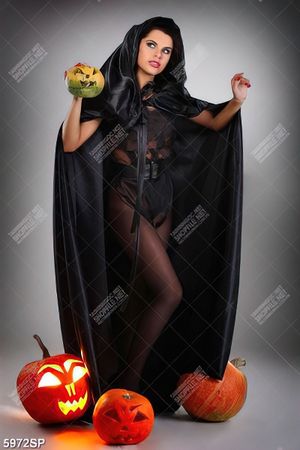 Tranh cô gái và đèn bí ngô hallowen