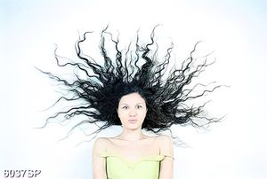 Tranh cô gái với mái tóc ấn tượng
