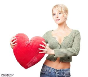 Tranh cô gái cầm trái tim đỏ