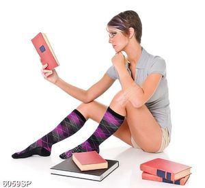 Tranh cô gái ngồi đọc sách
