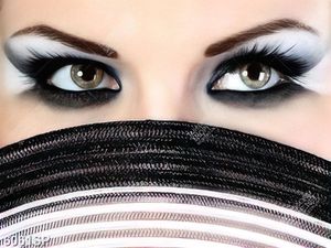 Tranh đôi mắt make up ấn tượng