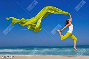 Tranh cô gái nhảy múa cùng tấm khăn xanh lá
