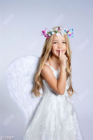 Tranh cô bé mang đôi cánh thiên thần