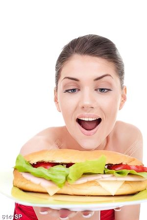 Tranh cô gái cầm bánh mỳ