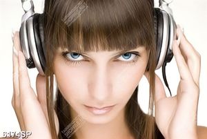 Tranh cô gái trẻ đeo headphone