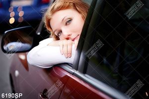Tranh cô gái ngồi trong xe ô tô SP6190