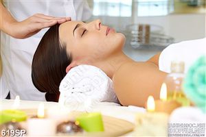 Tranh spa cô gái chăm sóc da mặt