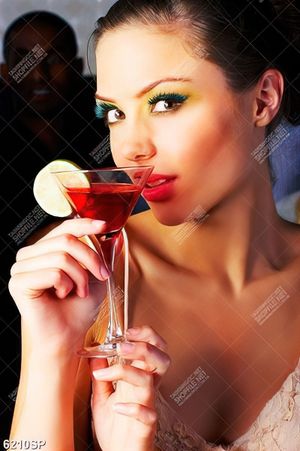 Tranh cô gái cầm ly coktail