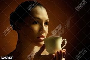 Tranh cô gái cầm tách trà nóng