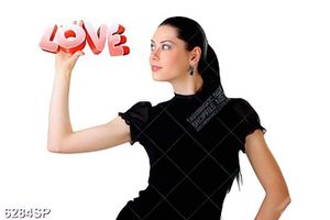 Tranh cô gái cầm chữ Love