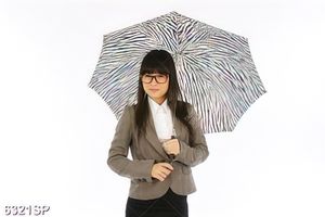 Tranh cô gái đứng che ô SP6321