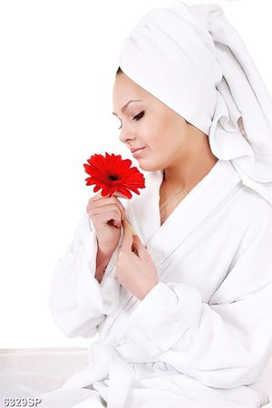 Tranh cô gái cầm bông hoa đỏ SP6329
